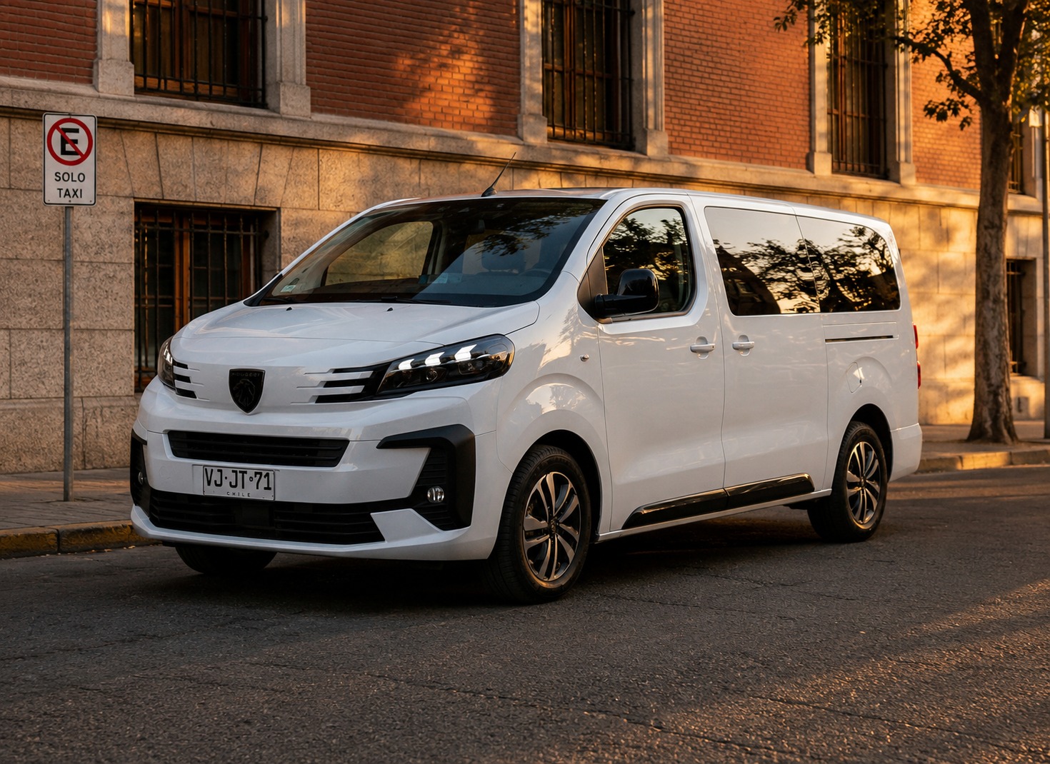 Peugeot Traveller blanco de GIANECTOUR en una calle de Santiago